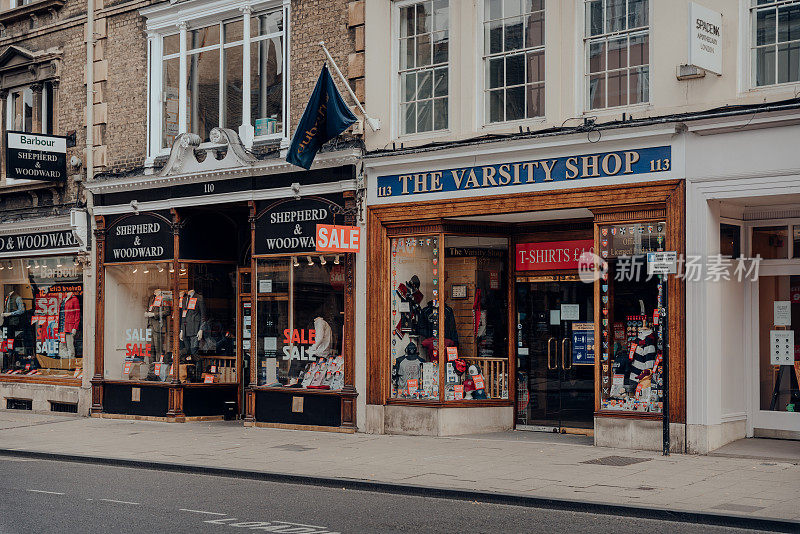 外观的Varsity和Shepherd & Woodward商店在牛津，英国。空荡荡的街道。